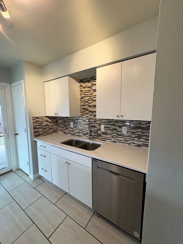 Building Photo - 400 Lakeside Dr