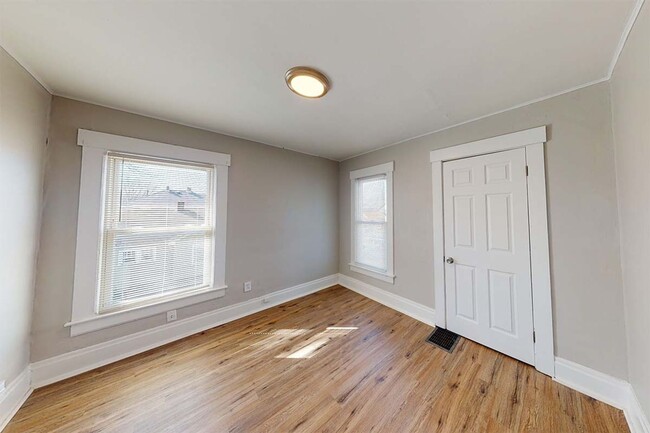 Building Photo - Newly Updated Duplex in Middletown!