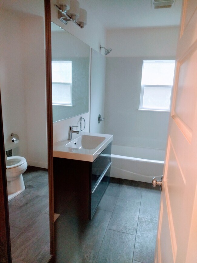 Building Photo - 678 Aileen St