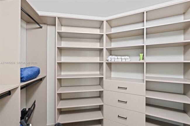 Building Photo - 1900 N Bayshore Dr