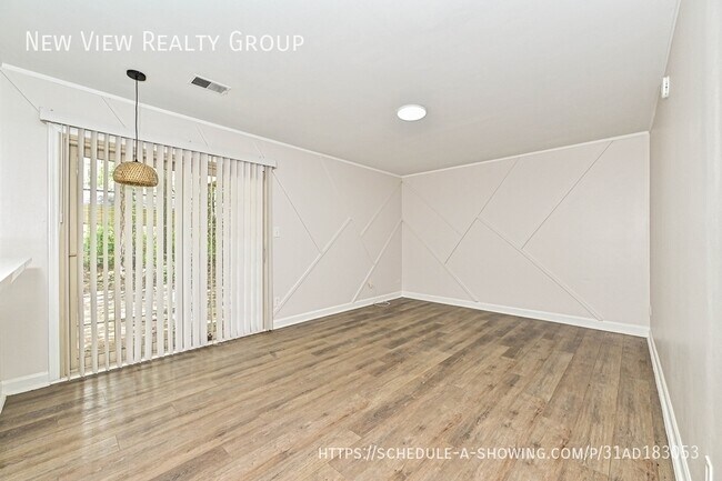 Building Photo - 8439 Country Oaks Rd
