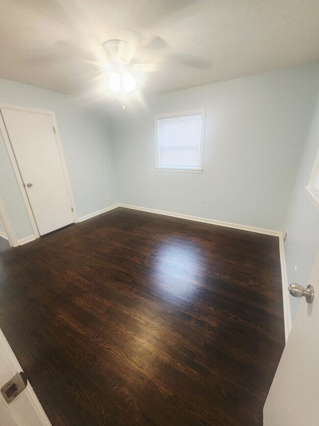 Building Photo - Beautiful 3 bedroom 2 full bath with garag...
