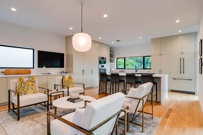 Building Photo - 1111 W 31st St