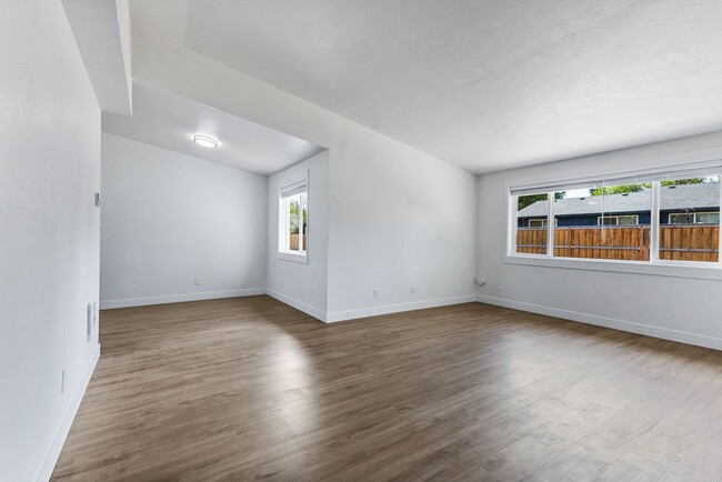Building Photo - Beautifully Renovated 3-Bedroom Home in Qu...