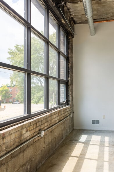 Building Photo - 470 Brainard St