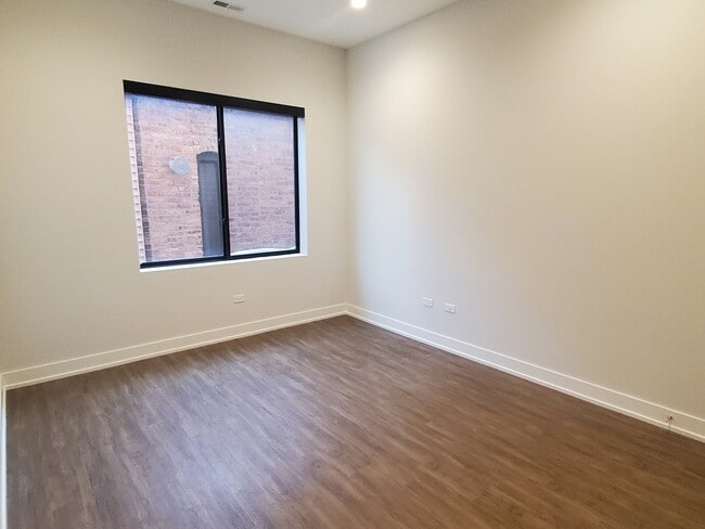 Building Photo - 1023 N Ashland Ave