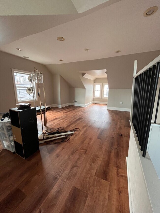 Building Photo - Large Home in ShadySide, Newly Rennovated!