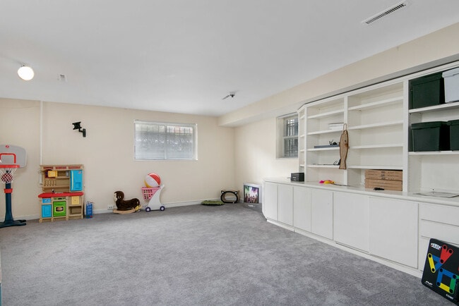 Building Photo - 2317 N Greenview Ave