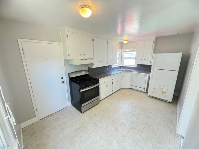 Building Photo - 220 Castaic Ave