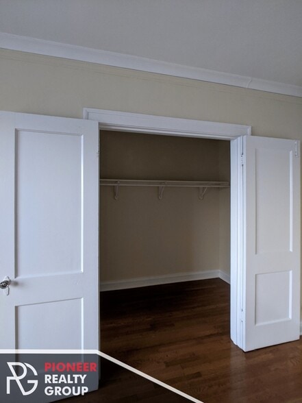 Building Photo - 4542 N Damen Ave