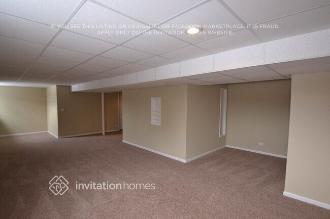 Building Photo - 878 Deer Path Dr