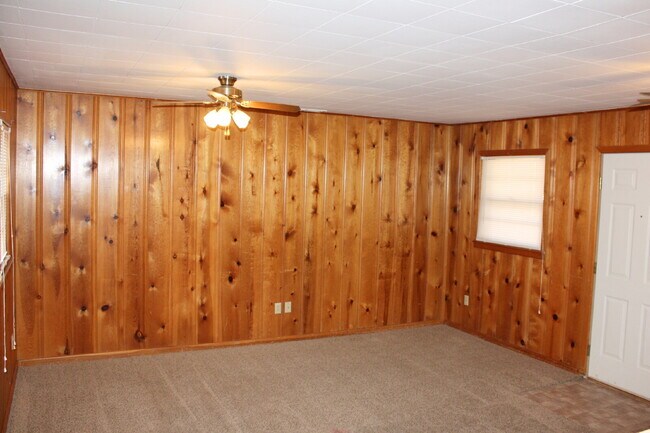 Building Photo - House Located Minutes From Schools, Restaurants & Shopping Mall!