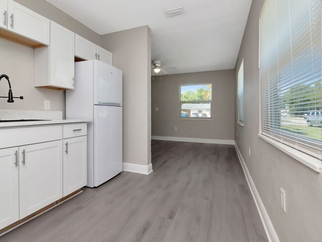 Building Photo - Stunning Fully Renovated 3BR/2BA Unit | Move-In Ready