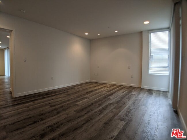 Building Photo - 5143 White Oak Ave