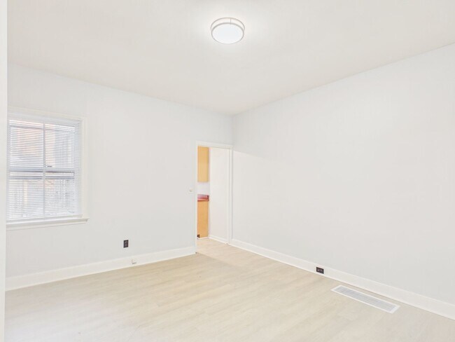 Building Photo - 2 Bedroom Single Family on Penn with Bonus Room