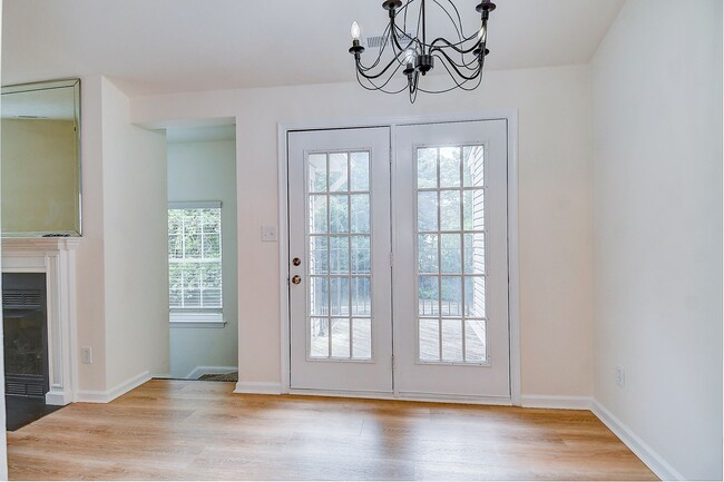 Building Photo - 2393 London Pointe Dr