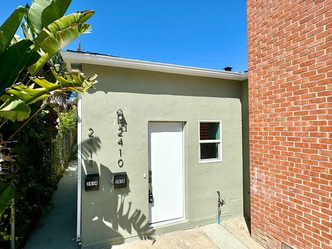 Primary Photo - Beautifully Remodeled Studio in South Park...