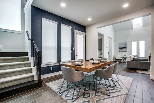 Building Photo - 7021 Royal View Dr