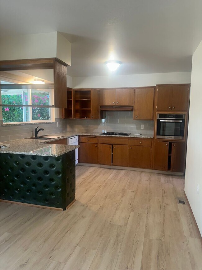 Building Photo - OPEN HOUSE 6/14/26 11:00-1:00