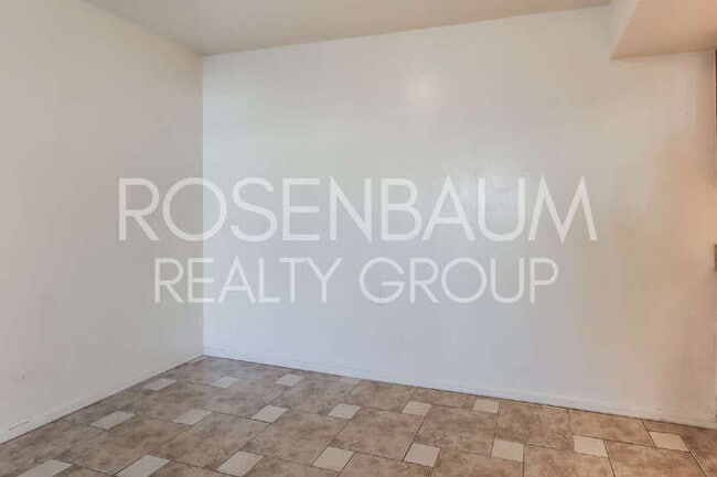 Building Photo - Gorgeous 1-bed, 1-bath downstairs apartmen...