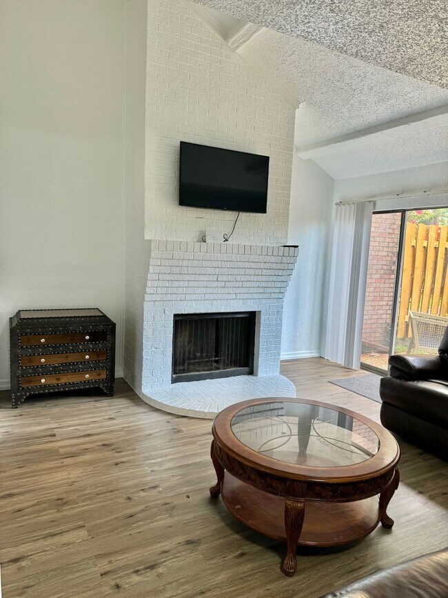 Building Photo - Fully furnished townhome for rent