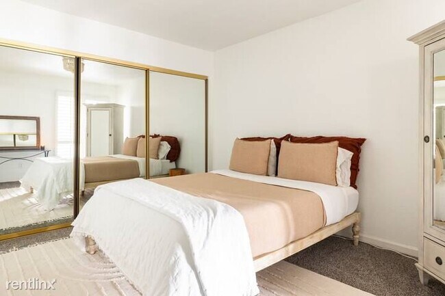 Building Photo - 2 br, 2 bath Townhome - 5511 North 71st Place