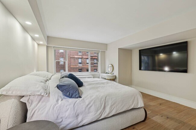Building Photo - 100 W 57th St