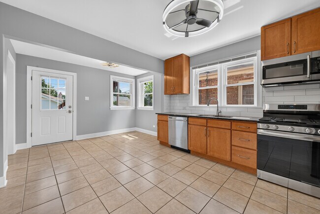 Building Photo - 3953 N Oleander Ave