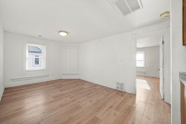 Building Photo - 1095 E Merchant St