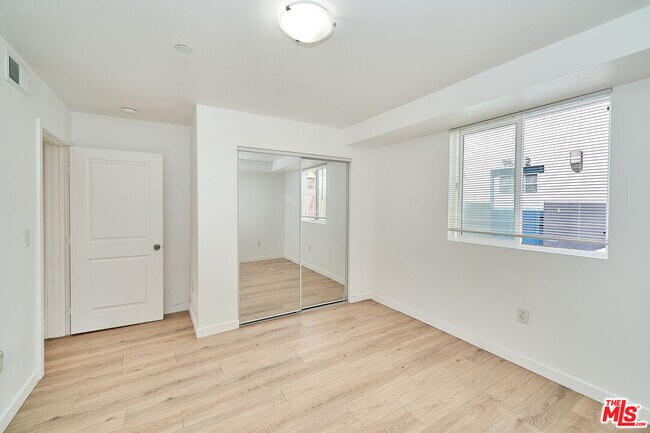 Building Photo - 965 S Lorena St