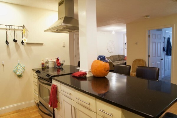 Building Photo - 841 Parker St