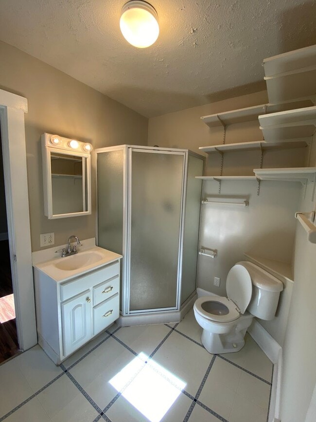 Building Photo - Updated 2 Bedroom 1.5 Bath Near Grandview ...