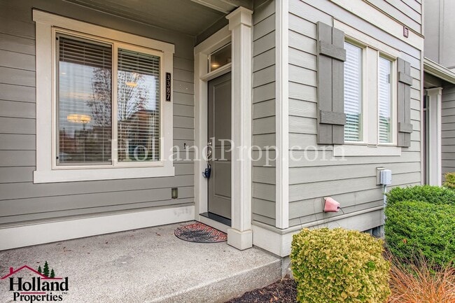 Building Photo - Beautiful Townhome with an Attached Garage in South East Hillsboro!
