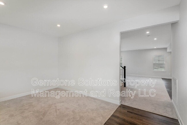 Building Photo - 3301 Somerset Ln