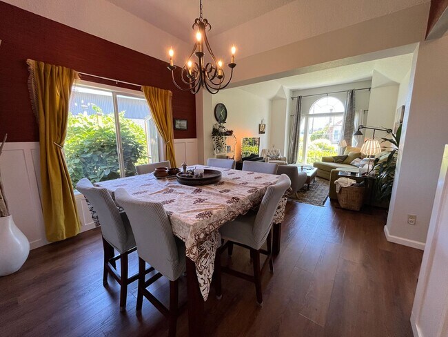 Building Photo - Beautiful 4Bd + 3Ba in Portland!! Offers Beautiful Outdoor Views and Great Gardening Backyards!!