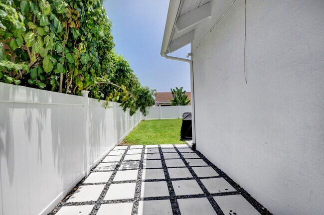 Building Photo - 2482 Sundy Ave