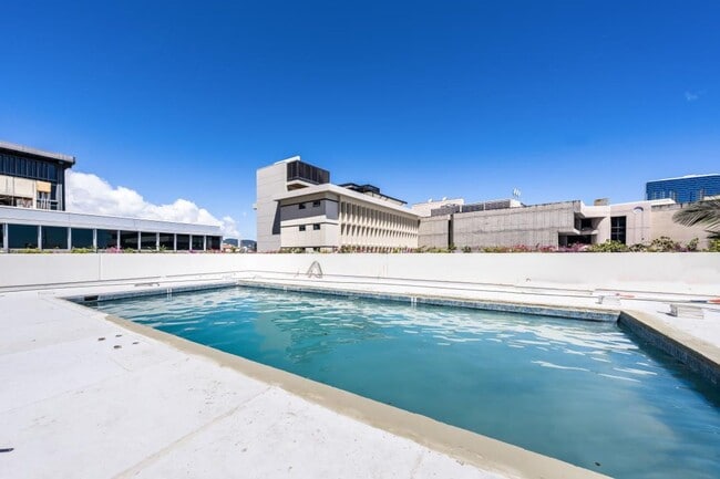 Building Photo - 2BED 2 BATH ALL UTILITIES INCLUDED DOWNTOW...