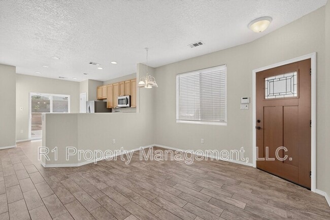 Building Photo - 2323 Margarita Dr SE