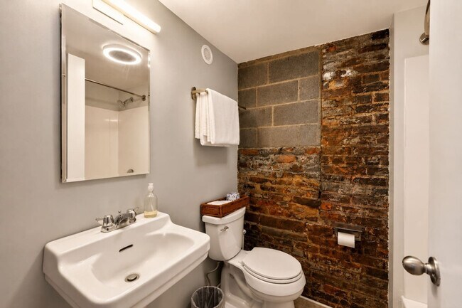 Building Photo - 1429 Elm St