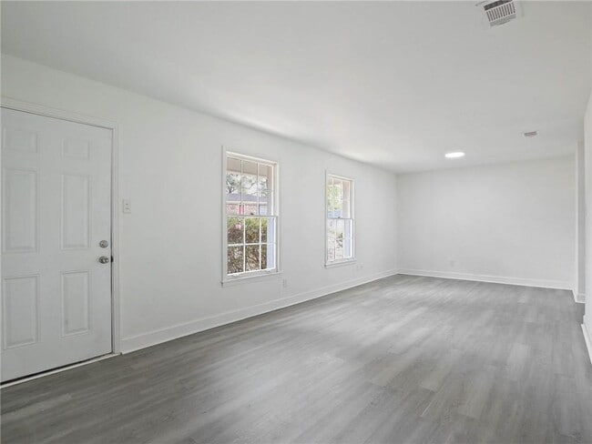 Building Photo - 526 Woodlore Dr