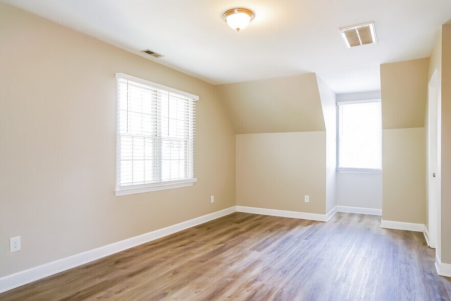 Building Photo - 983 St Catherines Dr