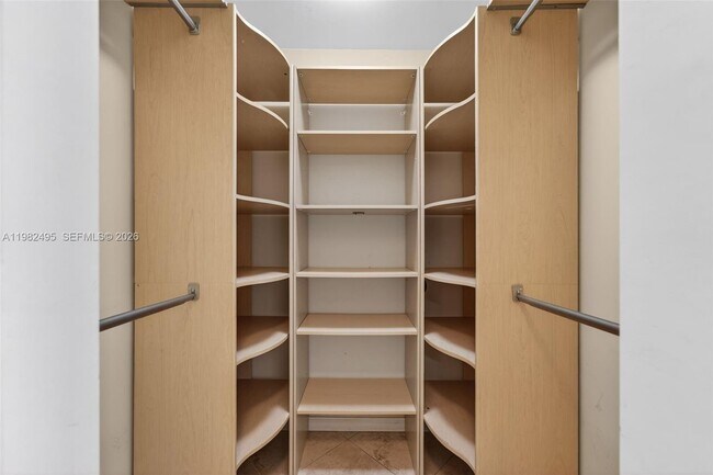 Building Photo - 3000 NE 5th Terrace