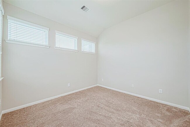 Building Photo - 25719 Oakwood Knoll Dr