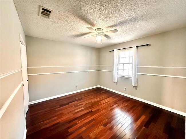 Building Photo - 4800 Pontchartrain Dr