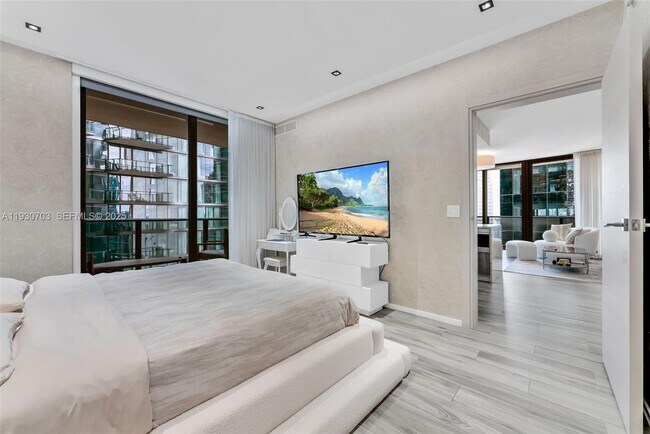 Building Photo - 801 S Miami Ave