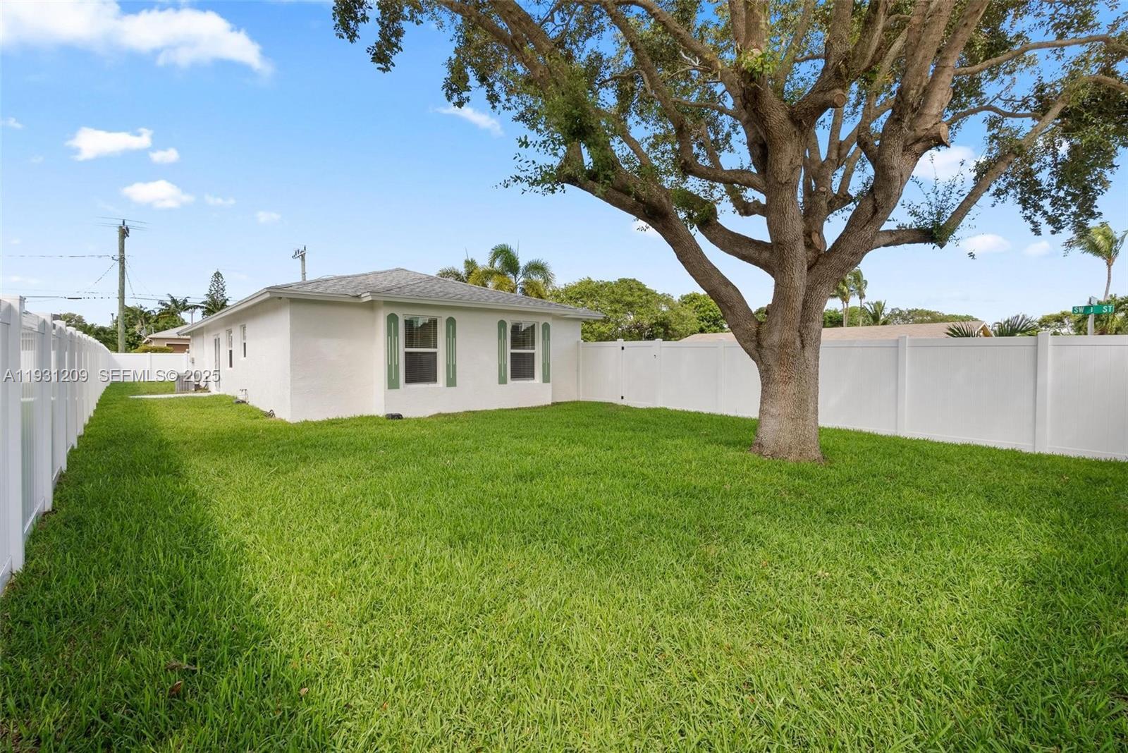 Building Photo - 102 SW 13th Ave