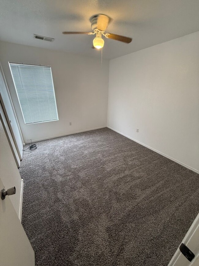 Building Photo - Spacious 5-Bedroom Home with 2 Living Areas – 2,270 Sq Ft Near Porter Dr.