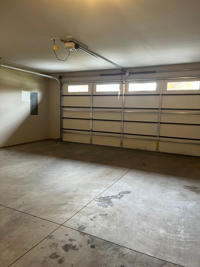 Building Photo - Sought after Dover Bay Home
