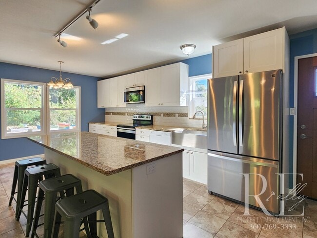 Building Photo - Charming Farmhouse in Town — Hobby Ready &...