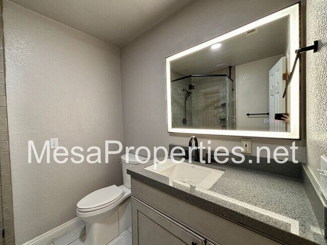 Building Photo - 13871 Oakmont Dr